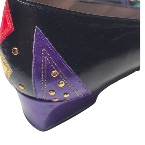 MARGARET JERROLD Vintage 1980s black pumps with Red Green Gold Accent Studs 9 - Picture 4 of 9